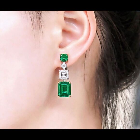 💚 Stunning new rhinestone & emerald glass triple CZ stone stud earrings 💚 - Picture 1 of 4